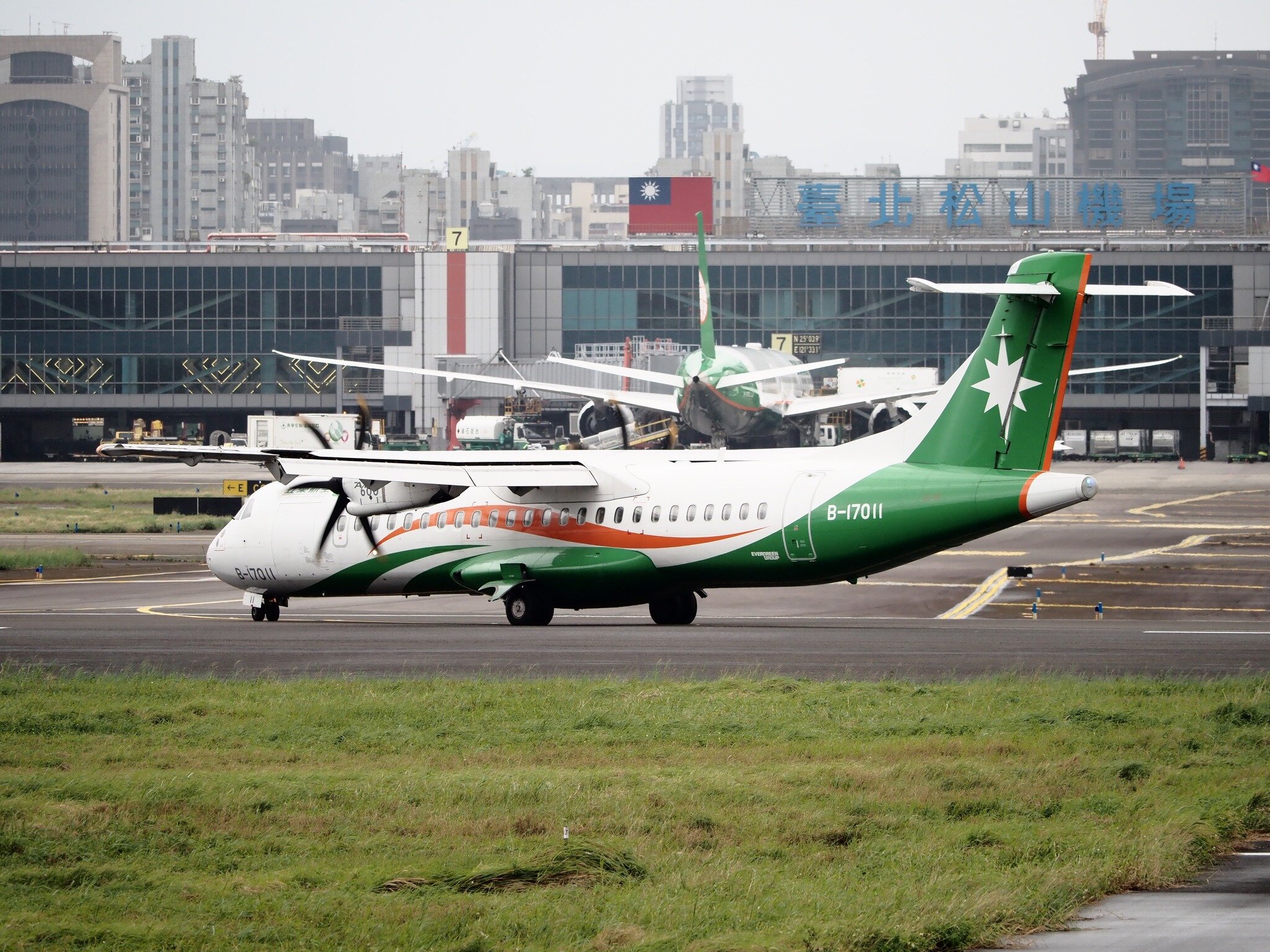 國籍航空燃油附加費調漲，長程線增至3739元。圖／松山機場資料照