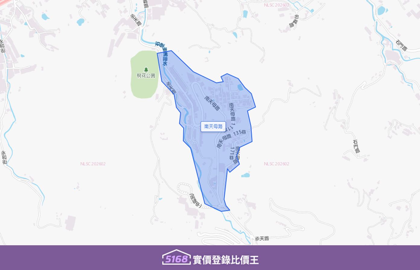 新北市土城區南天母路，是條充滿綠意的山區道路，以開闊的景觀與遠離喧囂的寧靜成為獨特的居住選擇。儘管房價相對親民，但交通上高度仰賴自駕，生活機能略顯不足。製圖／5168實價登錄比價王