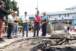 新北市板橋路面爆裂　台電初判白蟻咬壞電纜釀禍