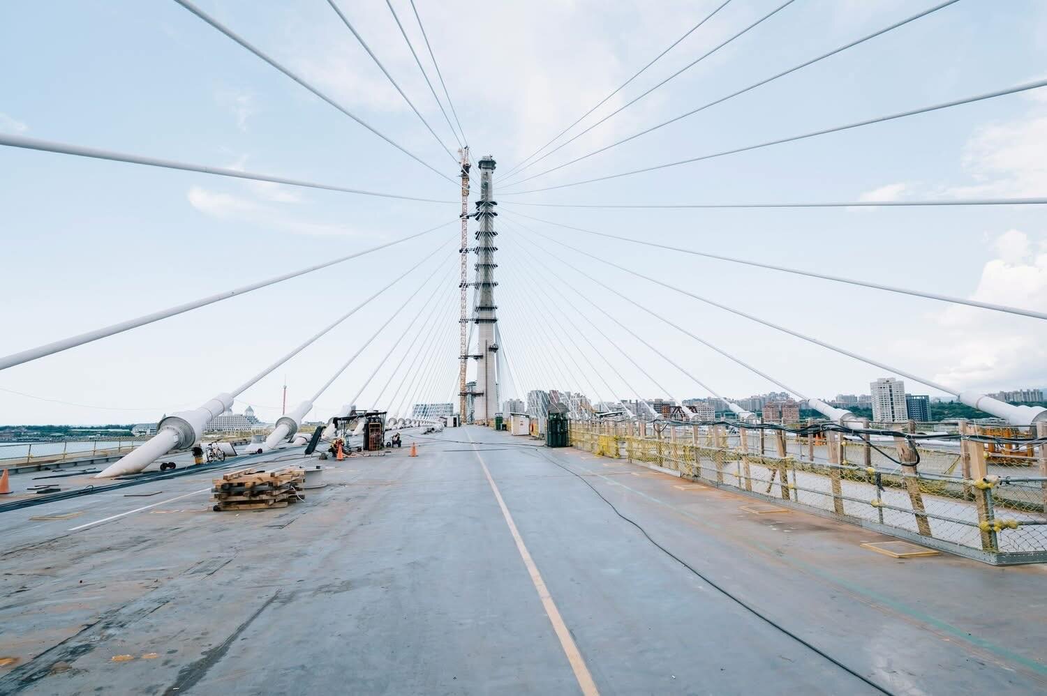 改善淡江大橋風切聲，短期先裝消音膠條。圖／交通部資料照