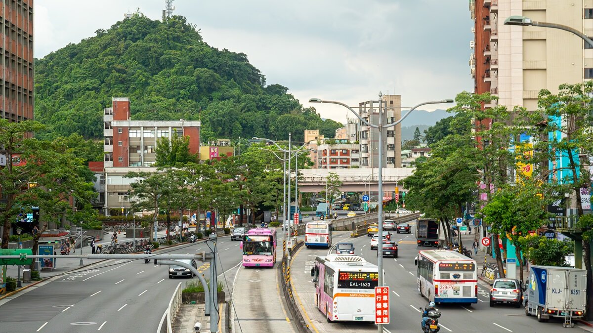 議員指大型動態LED廣告車釀多項違規。示意圖／5168實價登錄比價王資料照