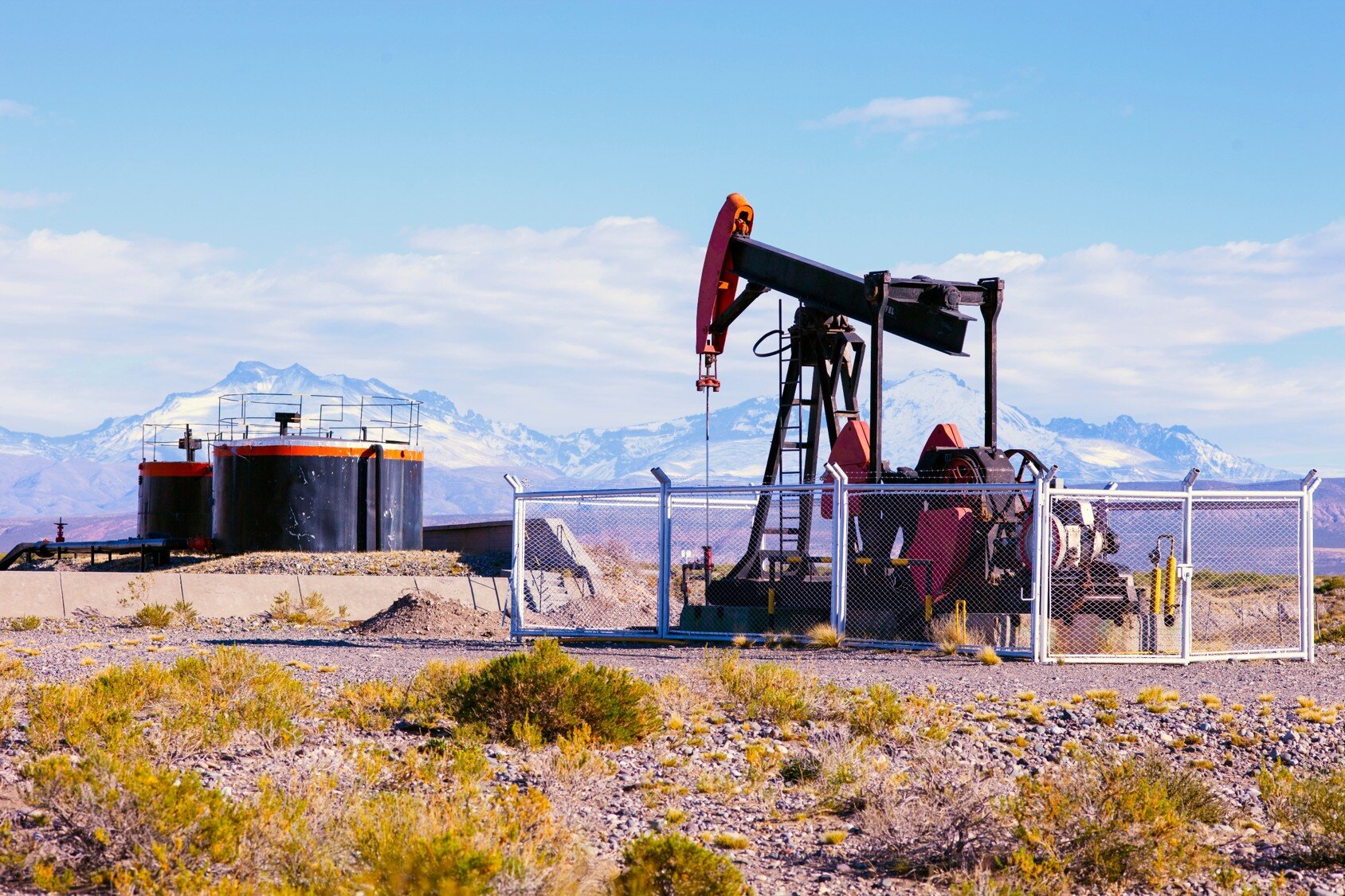 中東能源設施頻遇襲　國際油價上揚。圖／envato