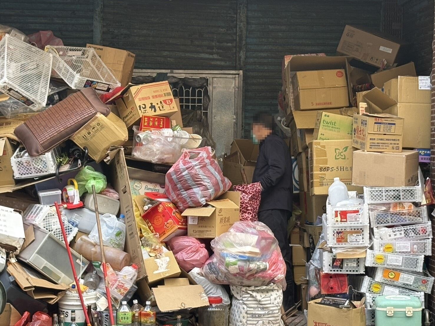 住宅堆放的雜物。圖／桃園市政府提供