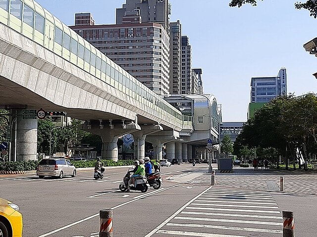 文心路四段捷運宅 VS 重劃區 二選一  兜幾？