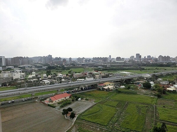 受惠新竹房市熱度及竹科題財，千甲重劃區屬於鄉間小路區域、田野景觀，不過房市交易卻出現轉手全賺的情況。圖／全球居