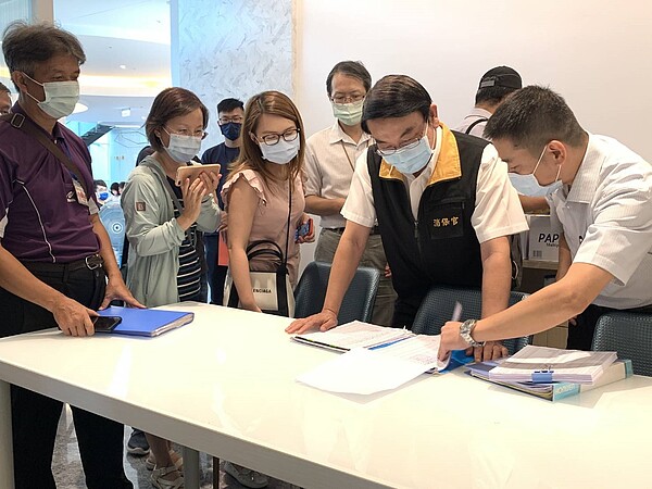 建商「閉門銷售 」消費者瘋狂搶購,消保官憂心擾亂房市籲「理性消費」。圖/新竹縣消保官辦公室提供