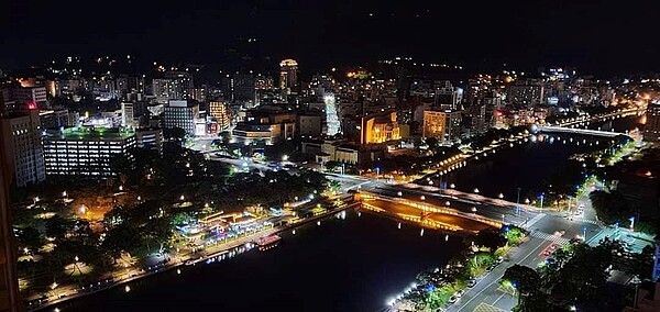 原PO分享「凌空近30層樓的無敵夜景」。圖／擷取自《佈置藏在生活裡》