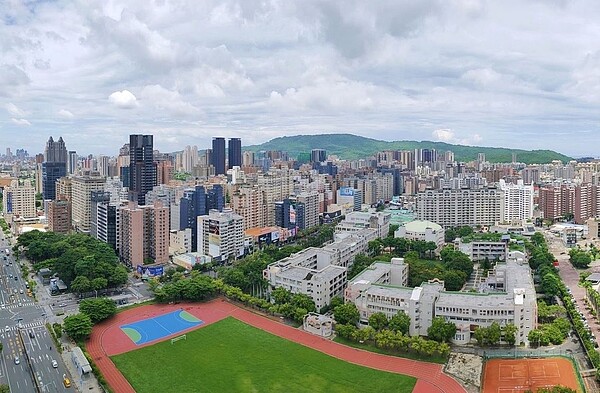 左營區具備非常完整的軌道建設,是全台少數擁有三鐵共構的地區;生活機能上,則以漢神巨蛋生活圈以及高鐵站前生活圈為主。圖/永慶提供