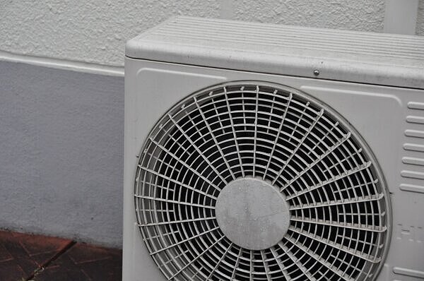 租屋族盼「窗型冷氣換變頻」　問如何說服房東？網嘆：羊毛出在羊身上