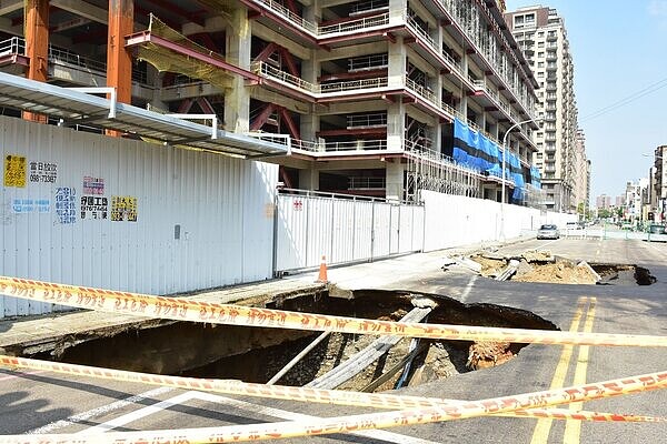 建案施工造成周邊道路塌陷，出現2個大坑洞。圖／新竹縣政府