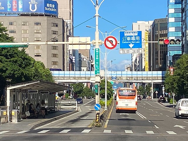 南京東路被稱作是台北的華爾街。圖／Google Maps