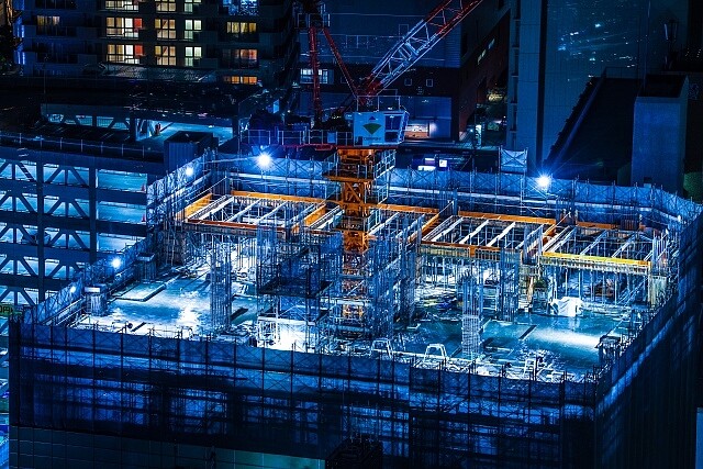 在通膨、升息、缺工缺料等多重壓力下,建案延遲交屋、開工的情況時有所聞。圖/photoAC