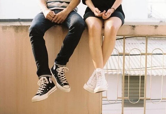 她怒喊「千萬別跟住家裡的男生交往」！　引正反雙方吵翻天