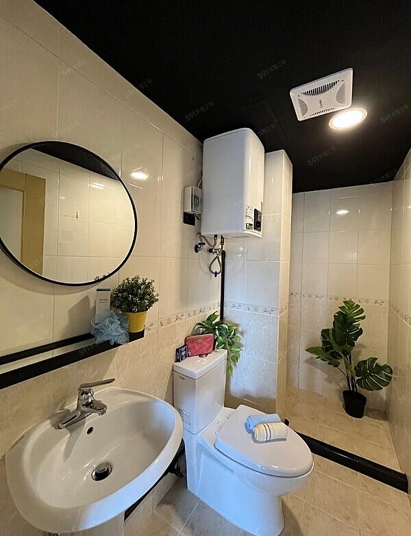 住到算你衰...租處浴廁「沒排水孔」　房東竟冷回：拖把吸一吸