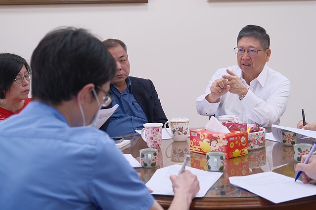 新竹縣長楊文科針對建案豐采520周邊道路頻傳坍陷意外,召開會議要求建商要求建商以透地雷達設備詳實檢測建案四周道路,確認是否仍有土質流失造成坑洞,以便立即作改善處理。圖/新竹縣政府
