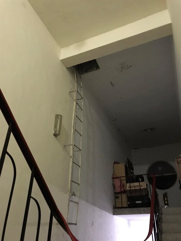 「真的有住人！」外送至頂樓加蓋　現場直擊「天國階梯」傻眼