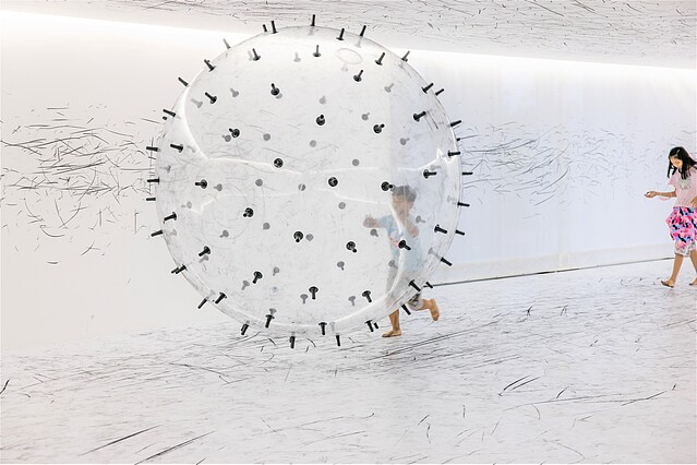 結合炭筆與大型漂浮球體的互動藝術展間。圖/新北市立美術館臉書