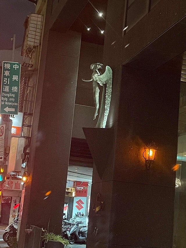 網友拍下旅店外觀雕像,神似遊戲《暗黑破壞神4》內的莉莉絲祭壇雕像。圖/巴哈姆特