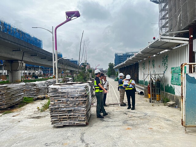 另類障礙賽？行人路過「閃鋼瓶、躲板材」　桃府不忍了：違規建案將開罰