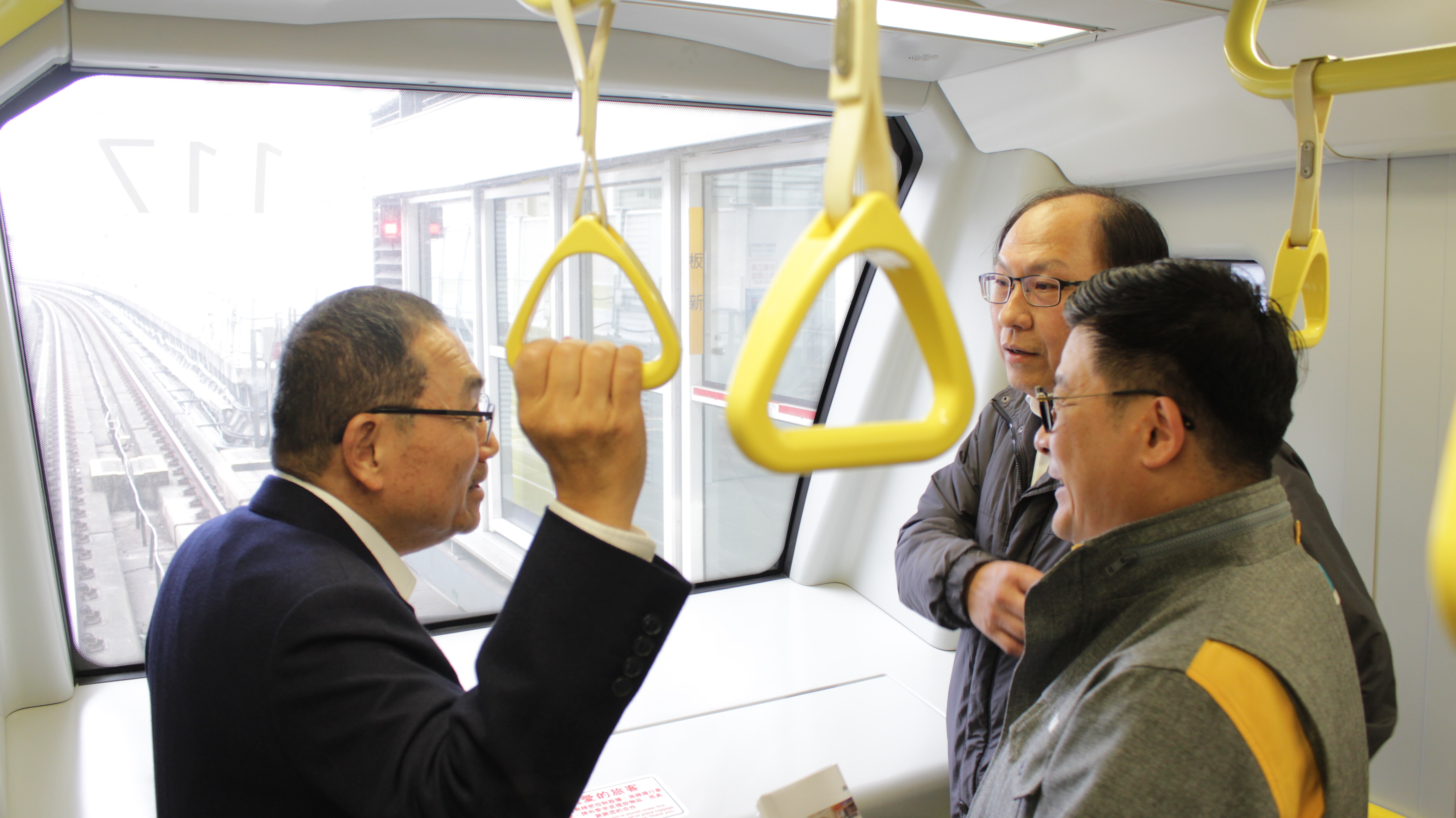 新北市長侯友宜視察環狀線列車運行狀況。圖／新北捷運局提供