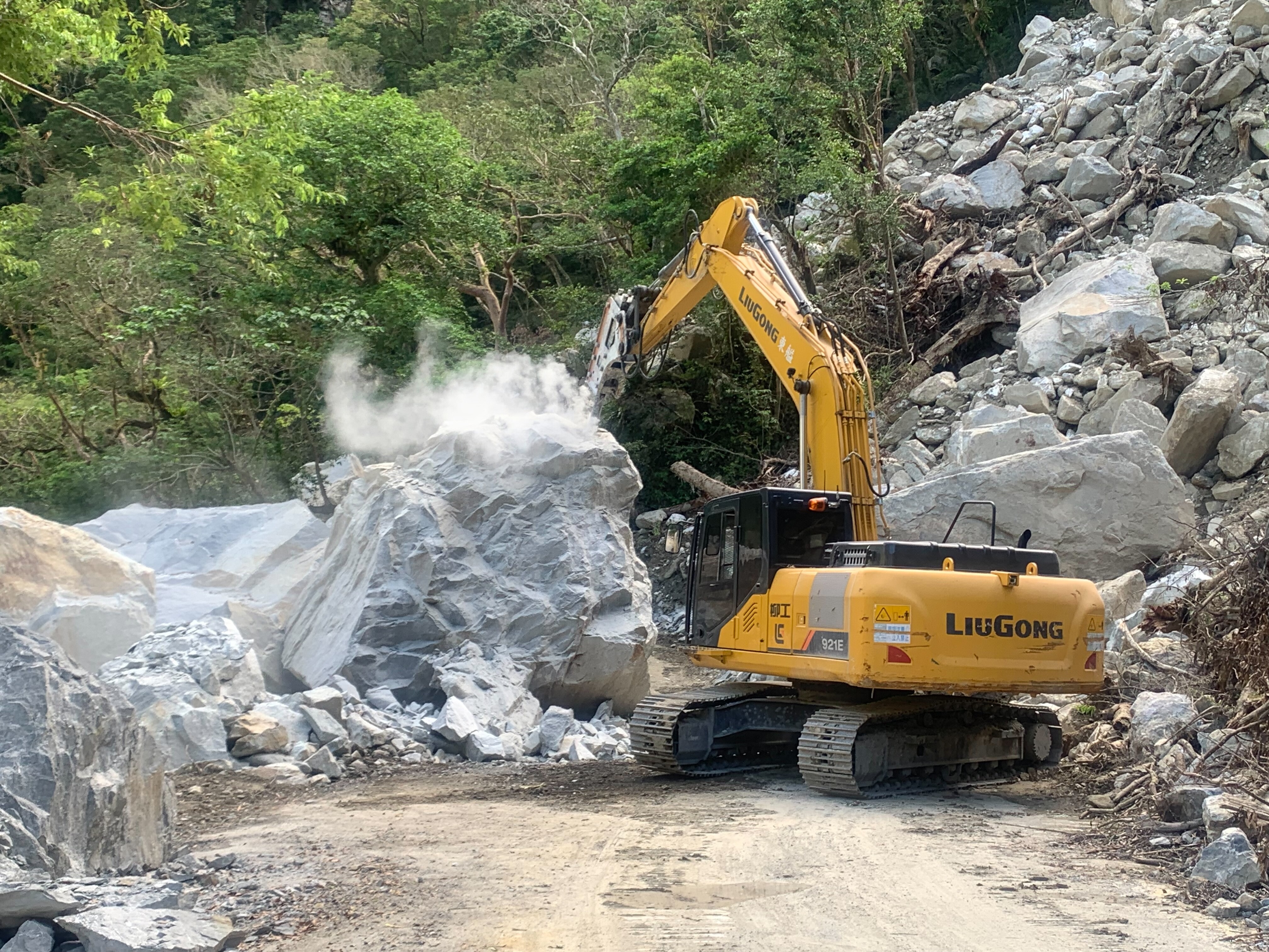 康芮颱風後擊破部落灣聯絡道路上的巨石。圖/太魯閣國家公園提供