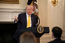 川普：各國對等關稅降至10%為期90天　中國稅率增至125%