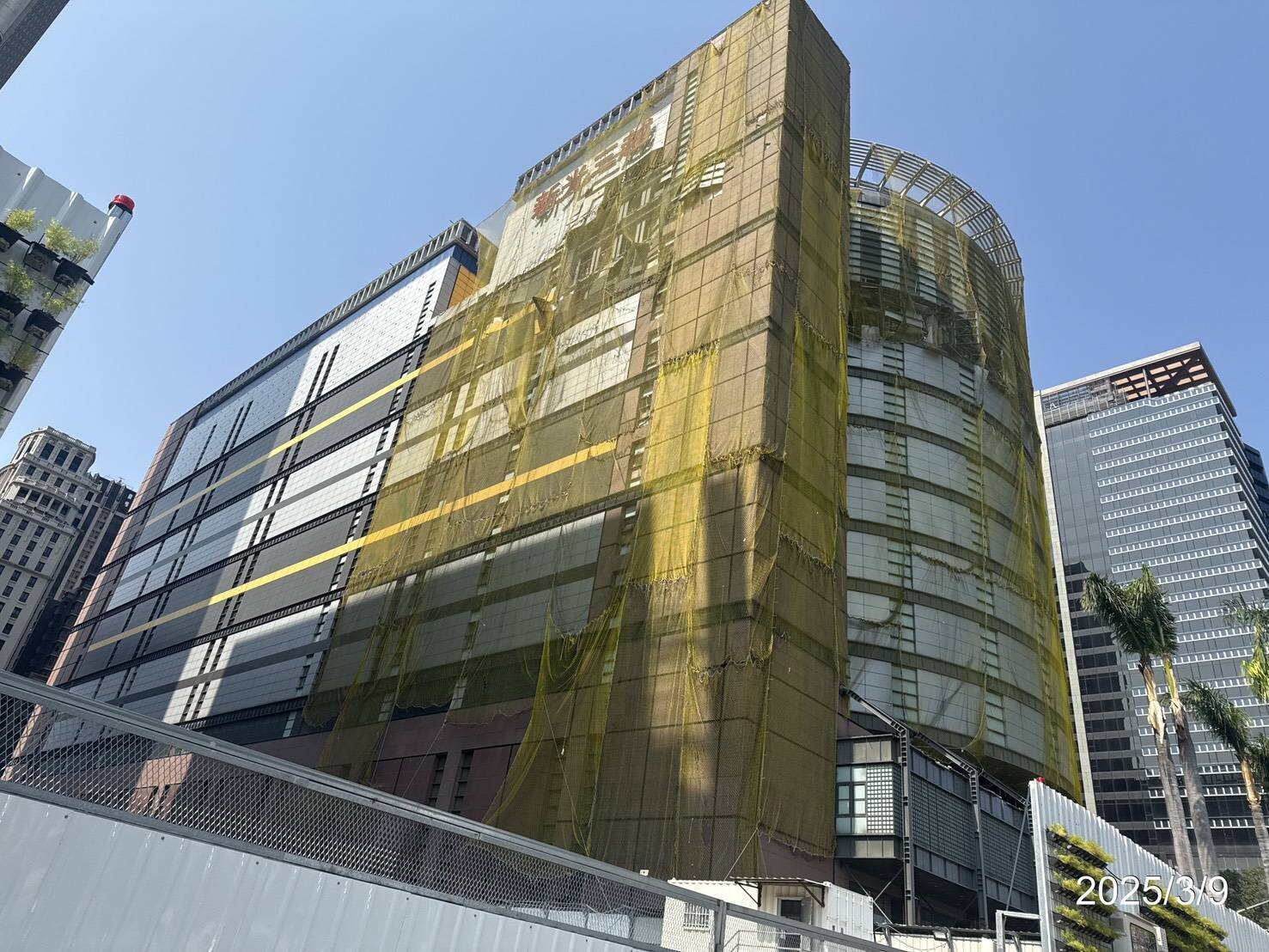 台中新光三越進入修復階段　安全圍籬獲市府備查