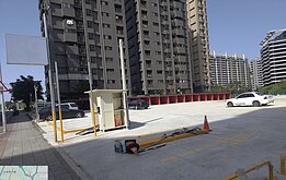 淡水區臨時停車場鋪面沉陷　交通局勒令業者封閉