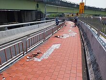 秀朗橋往新店人行道磁磚破裂　4/15起施工改善