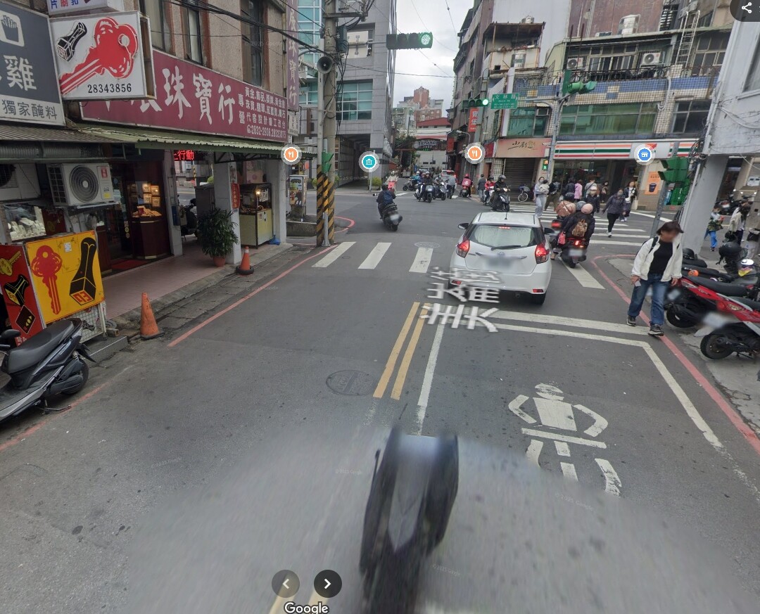 士林區文林路、美崙街口路面於12日下午發生下陷,相關單位已將路面回填。翻攝自Google Map