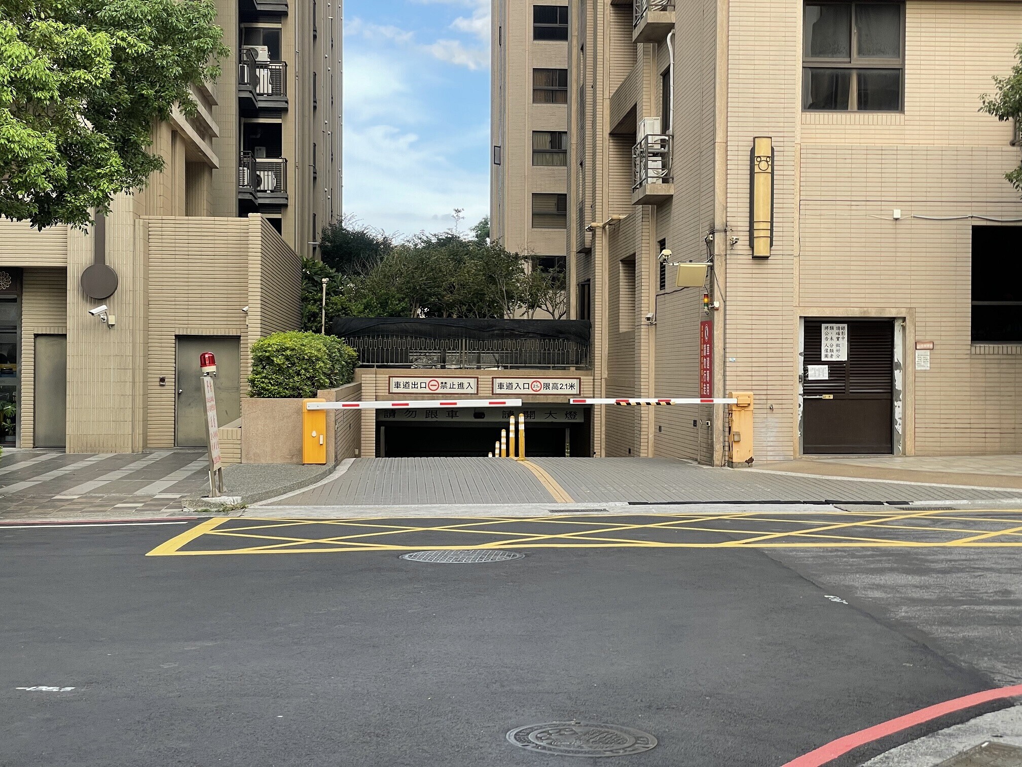 大樓停車場對外營業,應依同法第28條規定辦理稅籍登記課徵營業稅。示意圖/5168實價登錄比價王資料照