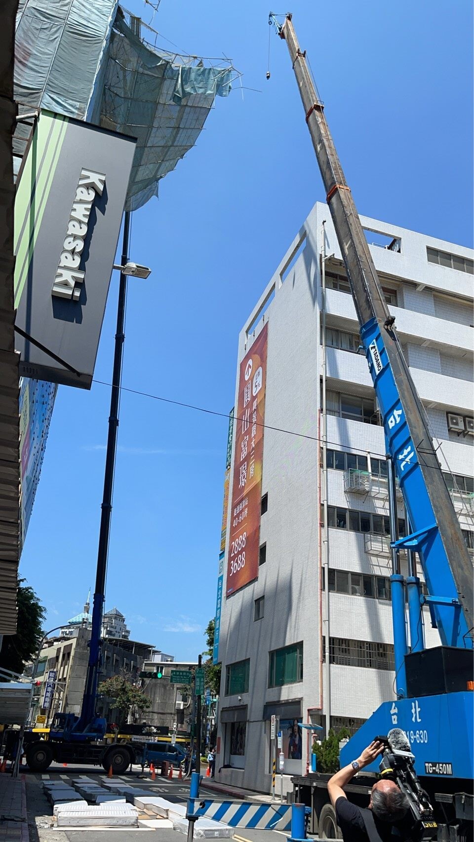北市承德路工地鷹架傾斜　建管處開罰勒令停工