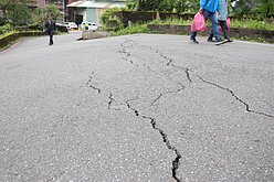 新北汐止伯爵街路面塌陷　初判加壓水管破裂所致