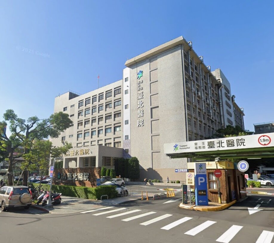 新北市新莊區某海砂屋社區1日下午發生住家屋頂水泥剝落意外,傷者送往衛生福利部台北醫院治療。圖/google maps