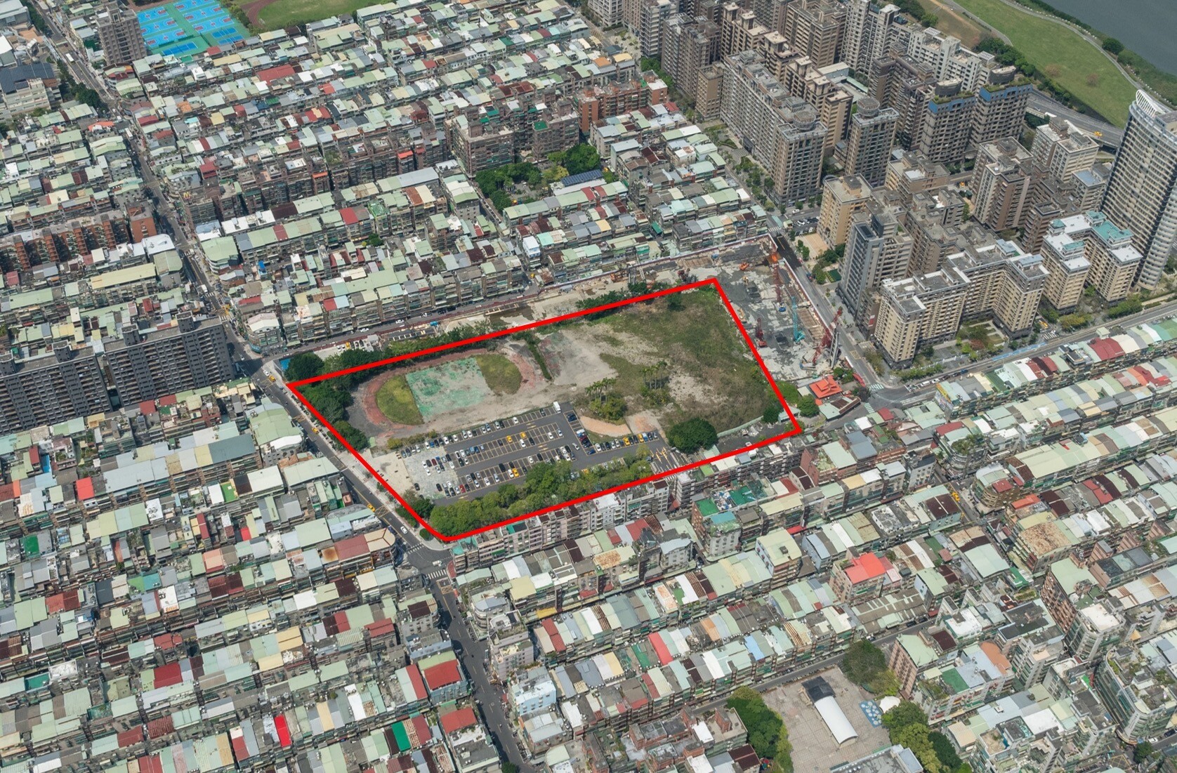 三重銀新未來城位於三重原碧華國中舊址,現況為部分土地作為臨時停車場使用,部分土地長期閒置。圖/新北市政府