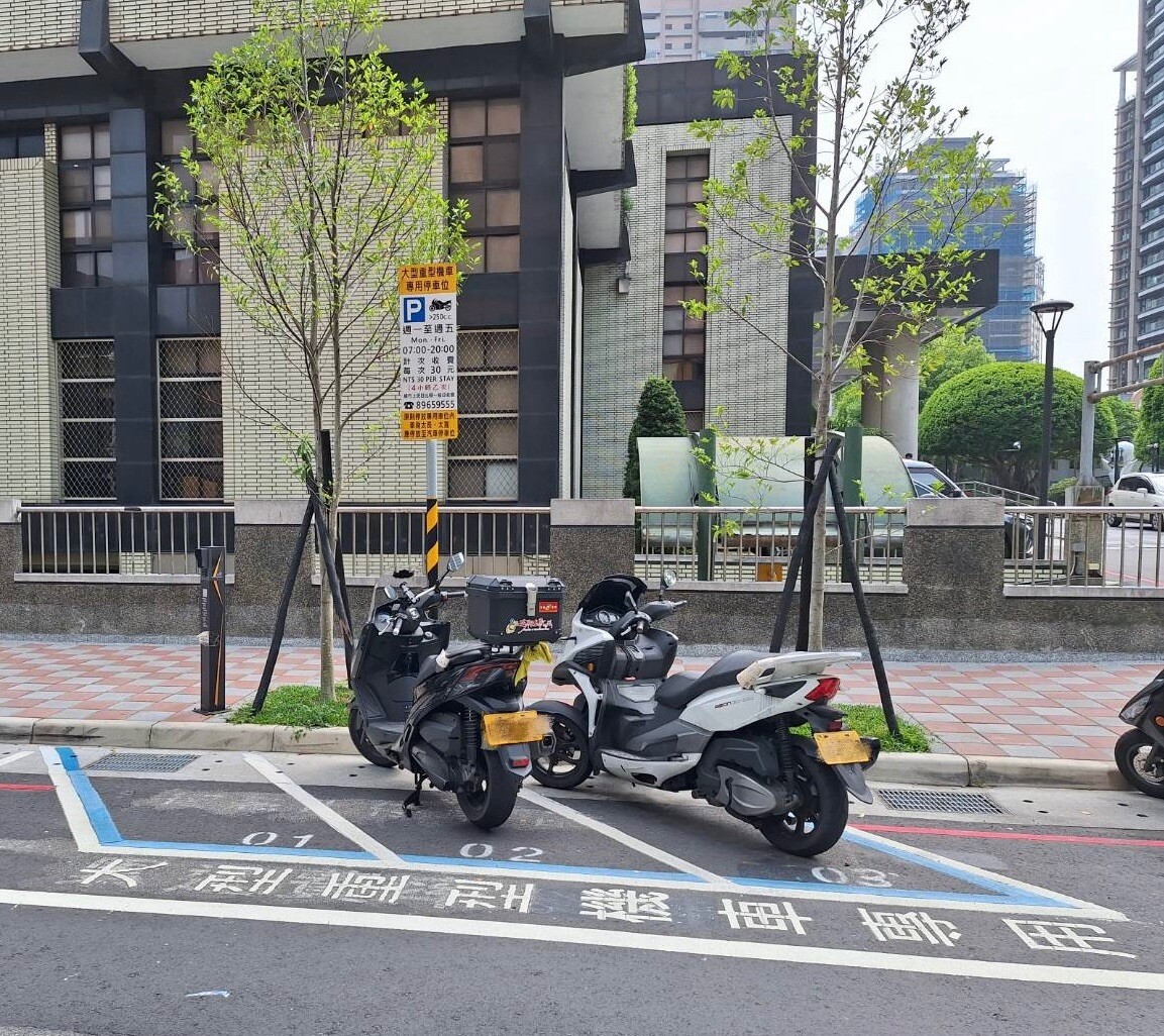 新北市交通局8／1起試辦開放大型重機停放板橋區及新店區的路邊機車格。圖／新北市府提供