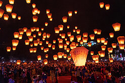 新北天燈條例3讀通過　天燈需貼標章才能販售