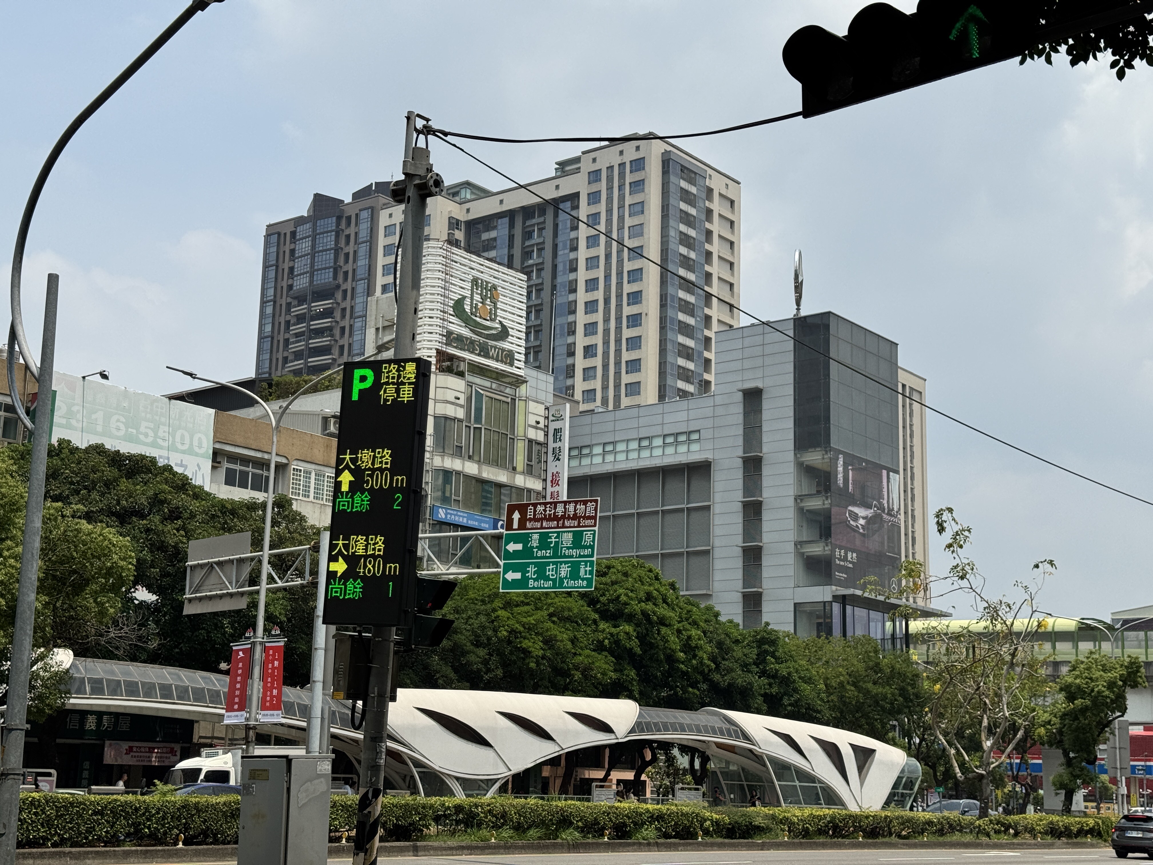 停車動態資訊導引面板採共桿附掛設置。圖/台中市府提供