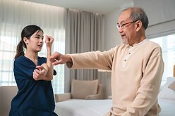 80歲以上免評申請外籍看護　重症家庭優先處理