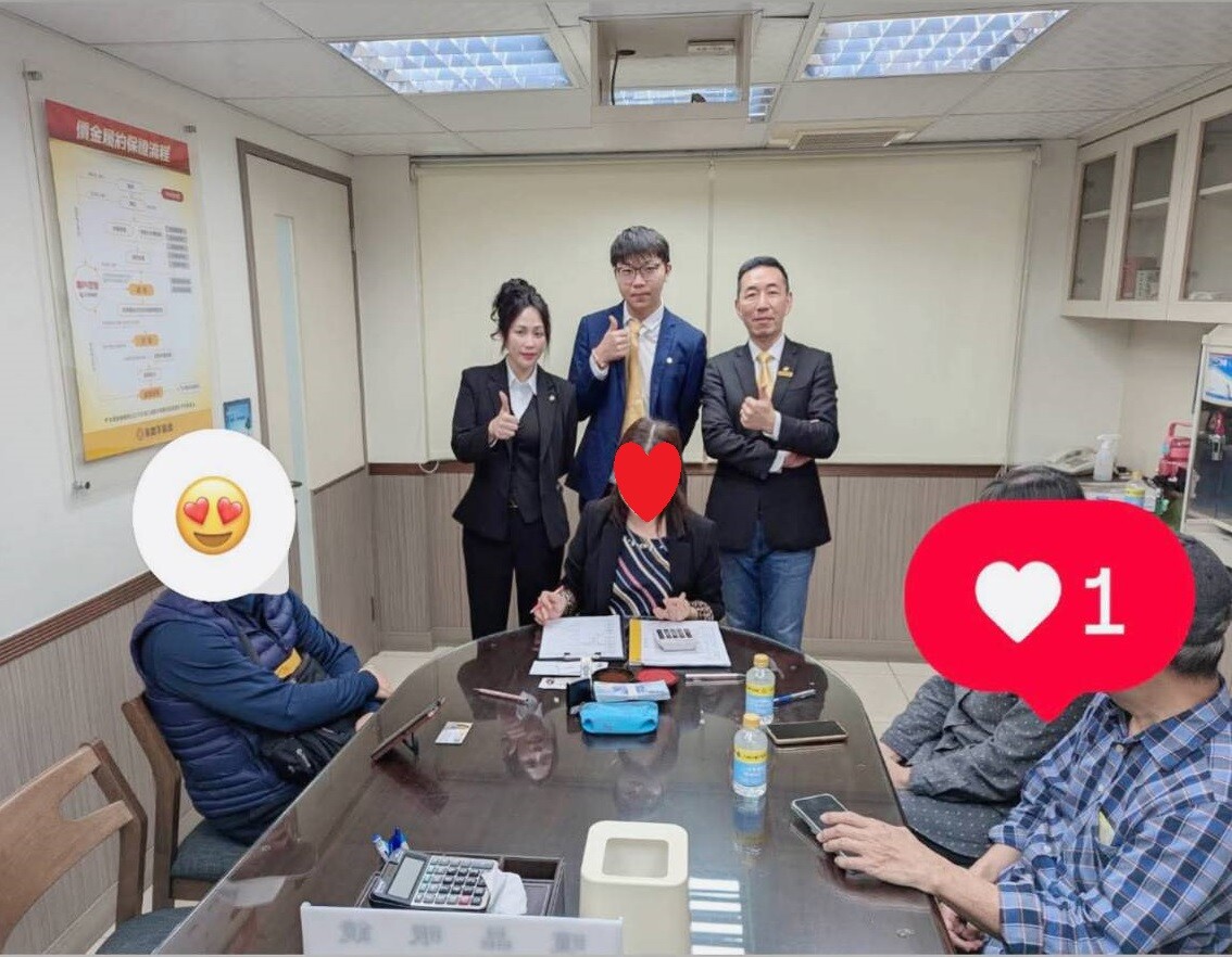 宋嫚雅與搭檔賴囿銜協力完成一次簽約。圖左宋嫚雅、中賴囿銜,右店長。
