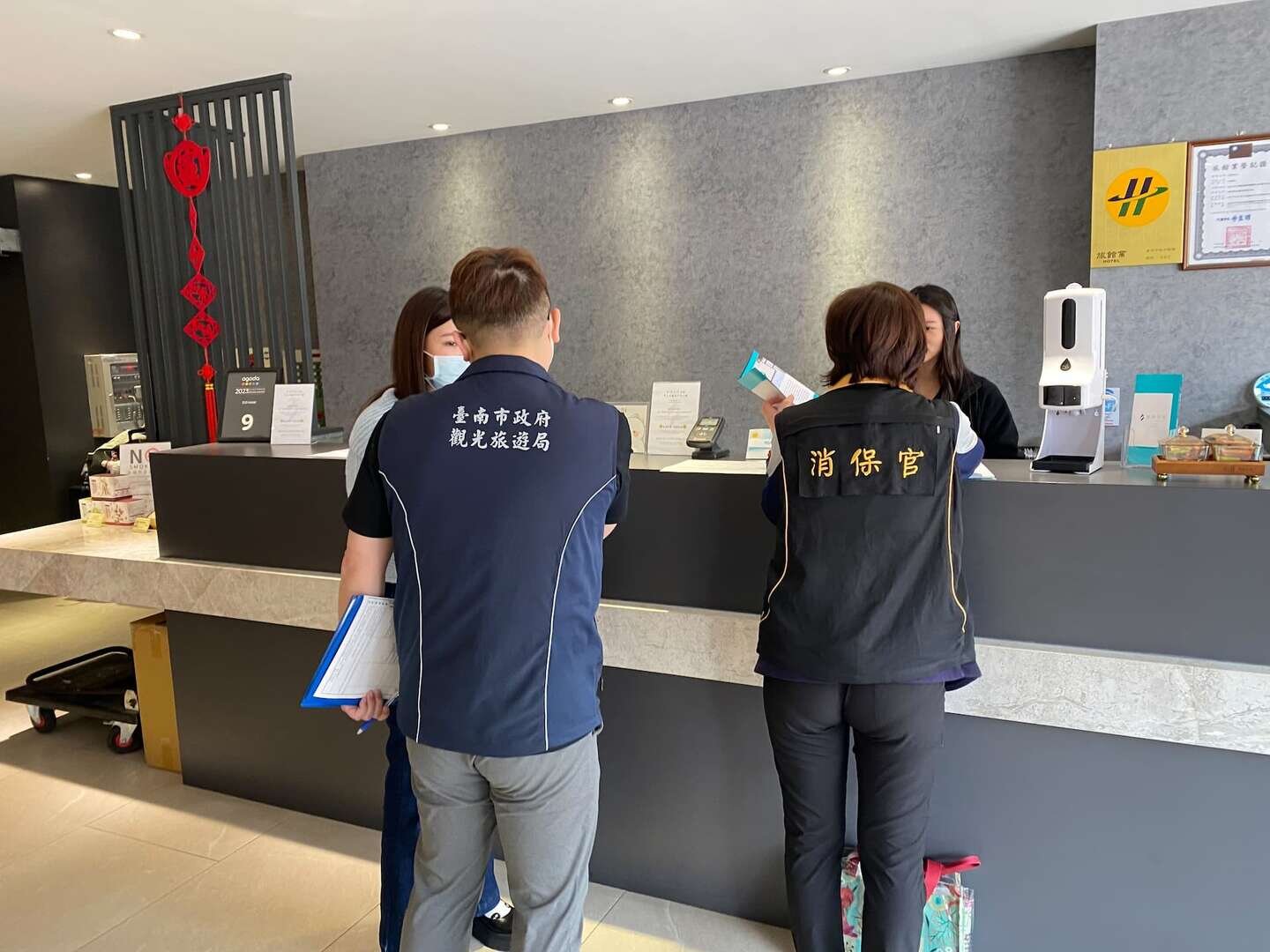 6成旅宿業者備品收費,消基會建議櫃台提供索取。示意圖/台南市府提供