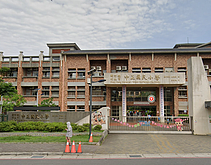 吊車駛經國小籃球場致地面塌陷　竹縣府填灌搶修