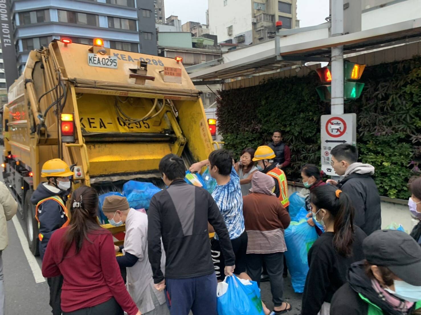 外媒關注　台灣垃圾車播古典樂、長輩準時報到寒暄
