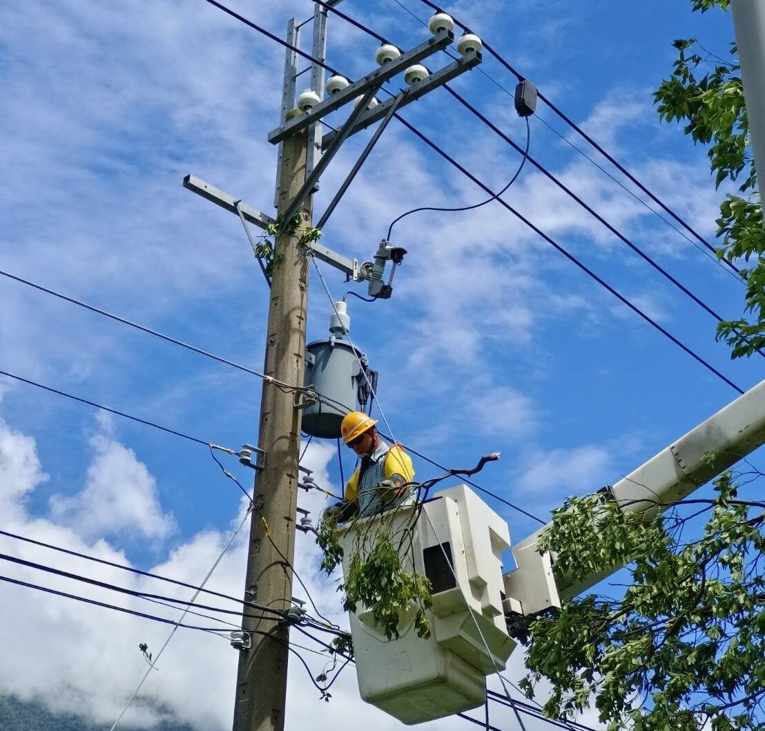 在台電啟動跨區支援全國動員超過4千人搶修下已復電逾97％，圖為基隆區處支援台東搶修。圖／台灣電力公司