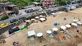 沙灘插滿傘占地、遭指墾丁化　謝國樑：依法告發