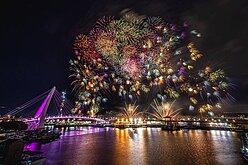 淡水煙火加民歌演唱　漁人碼頭吸引逾8萬人同樂