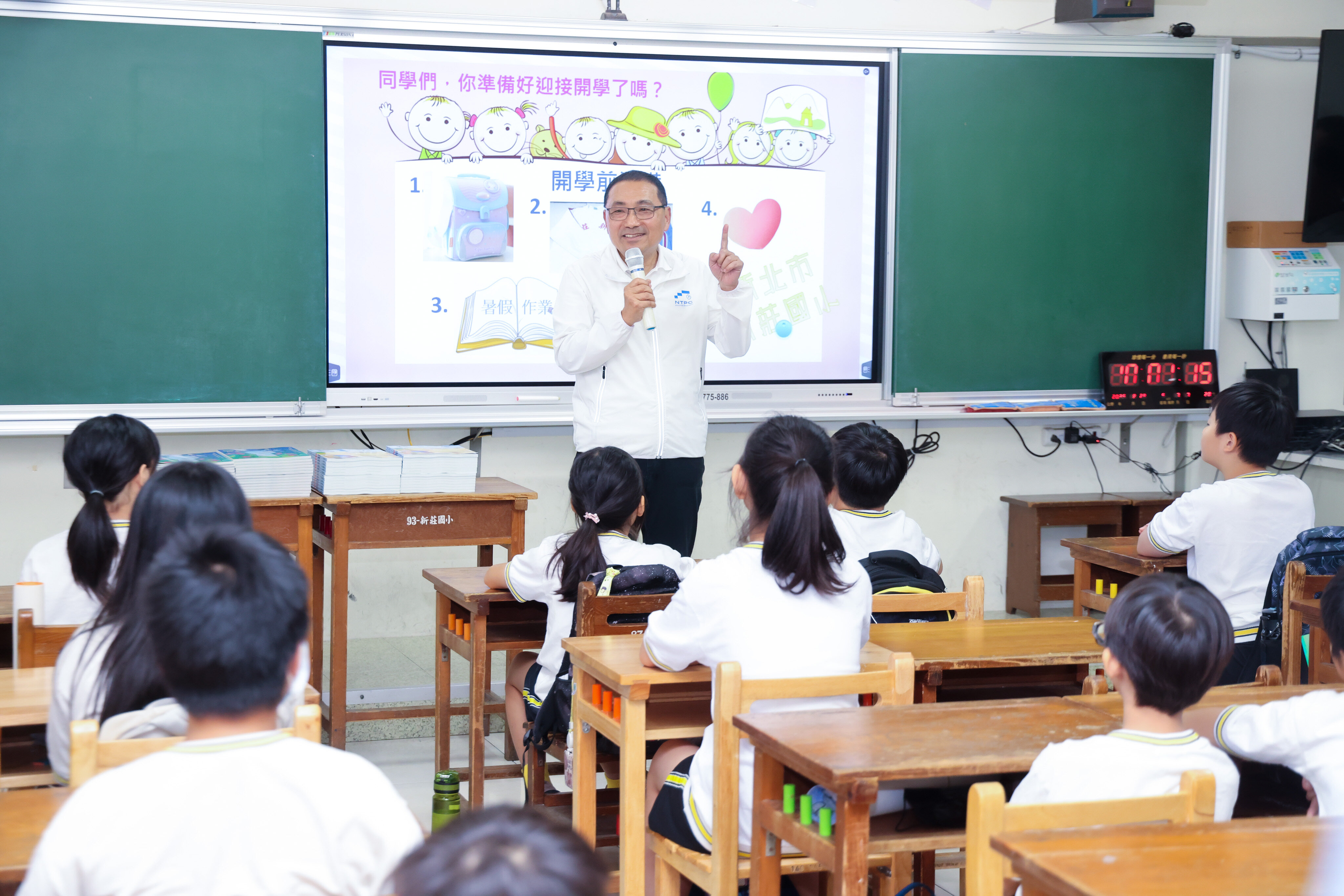 侯友宜：4年8億元汰換新北國中小高中課桌椅飲水機