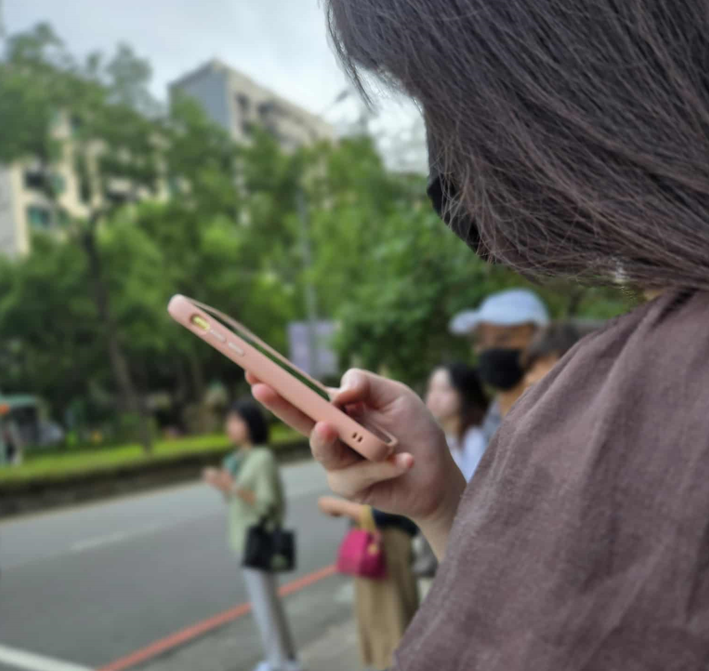 女大生長期滑手機　頭痛頸椎僵硬老化如60歲
