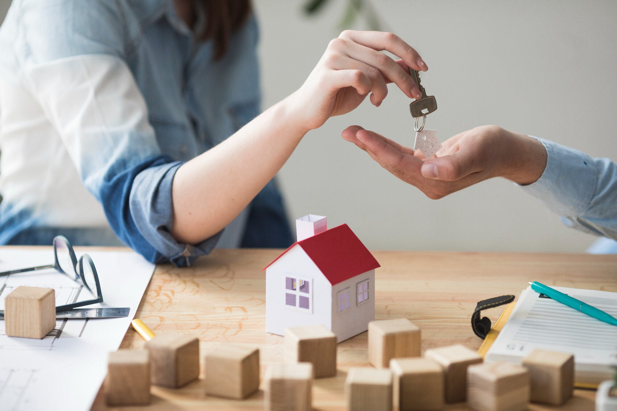 轉讓預售屋給老婆不用課贈與稅但需辦理申報。圖／Freepik