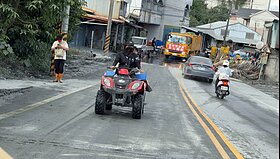 鏟子超人湧花蓮災區　醫院提醒淤泥恐暗藏尖銳物